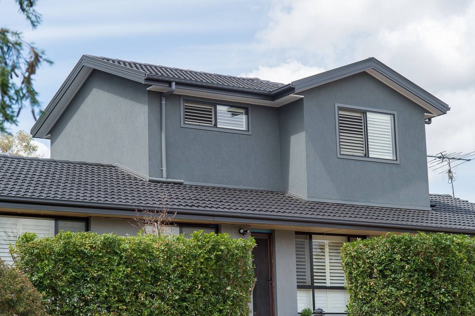 This is a first floor addition and renovation completed in St Andrews, South West Sydney. The upstairs and downstairs have been rendered to tie in with each other.